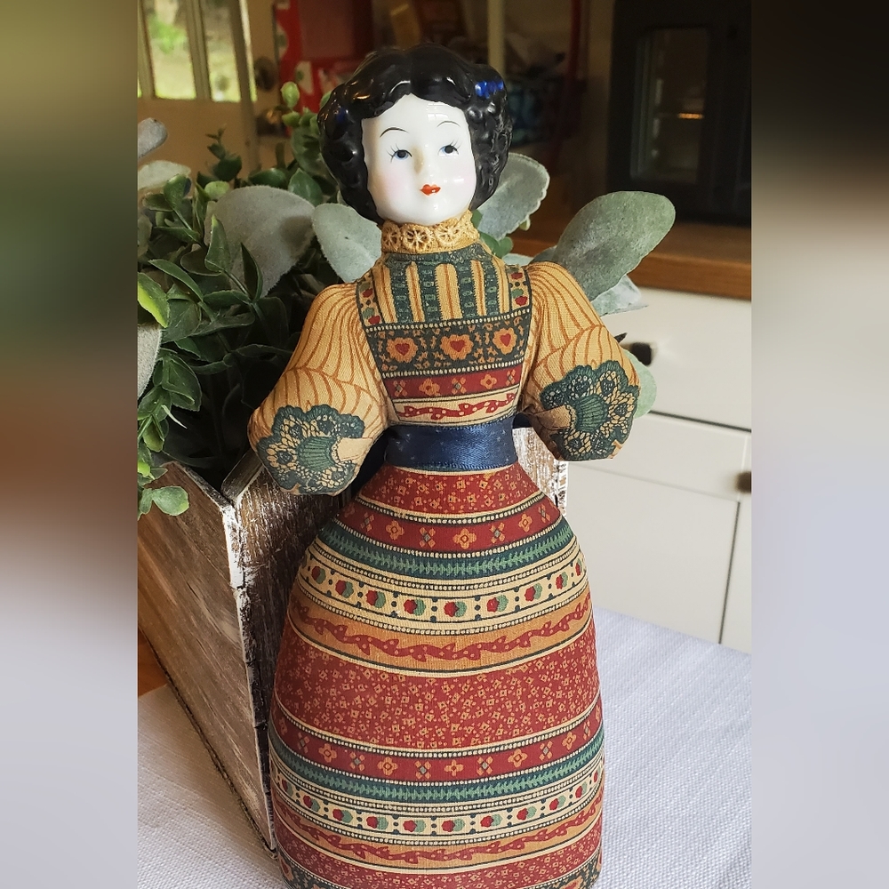 Vtg 1981 Avon America Heirloom Collection Doll